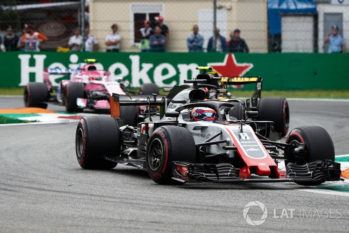 Romain Grosjean, Haas F1 Team VF-18, Carlos Sainz Jr., Renault Sport F1 Team R.S. 18, y Esteban Ocon, Racing Point Force India VJM11
