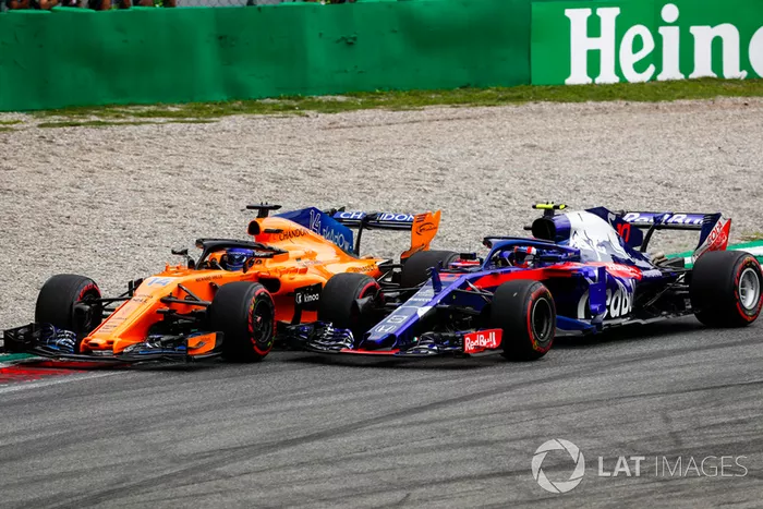 Fernando Alonso, McLaren MCL33, y Pierre Gasly, Toro Rosso STR13, batallan rueda a rueda