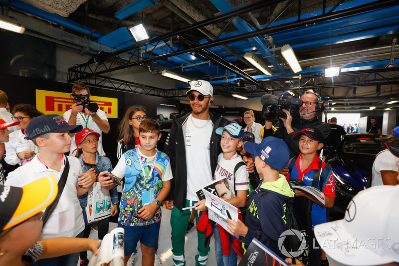 Lewis Hamilton, Mercedes AMG F1 con fans
