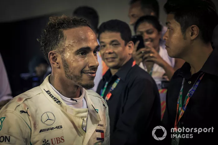 El ganador de la carrera Lewis Hamilton, Mercedes-AMG F1 W09 celebra en parc ferme