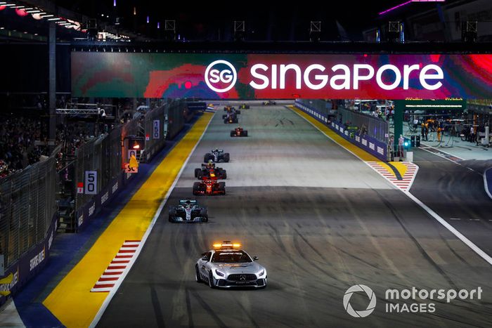 El Safety Car al frente de Lewis Hamilton, Mercedes AMG F1 W09 EQ Power+, Sebastian Vettel, Ferrari SF71H, Max Verstappen, Red Bull Racing RB14, Valtteri Bottas, Mercedes AMG F1 W09 EQ Power+