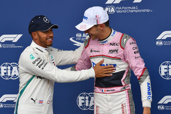Lewis Hamilton, Mercedes AMG F1 et Esteban Ocon, Racing Point Force India F1 Team, dans le parc fermé