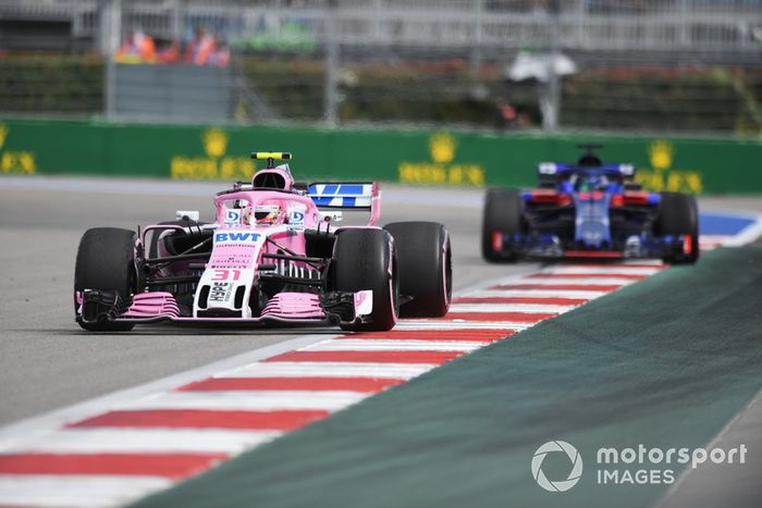 Esteban Ocon, Racing Point Force India VJM11 y Brendon Hartley, Scuderia Toro Rosso STR13