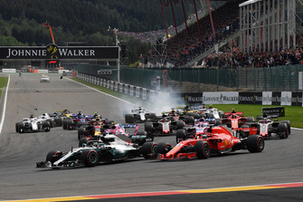 Lewis Hamilton, Mercedes AMG F1 W09 e Sebastian Vettel, Ferrari SF71H, alla partenza della gara