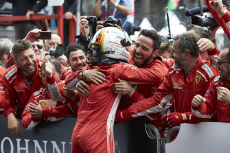 Yarış galibi Sebastian Vettel, Ferrari, Parc Ferme