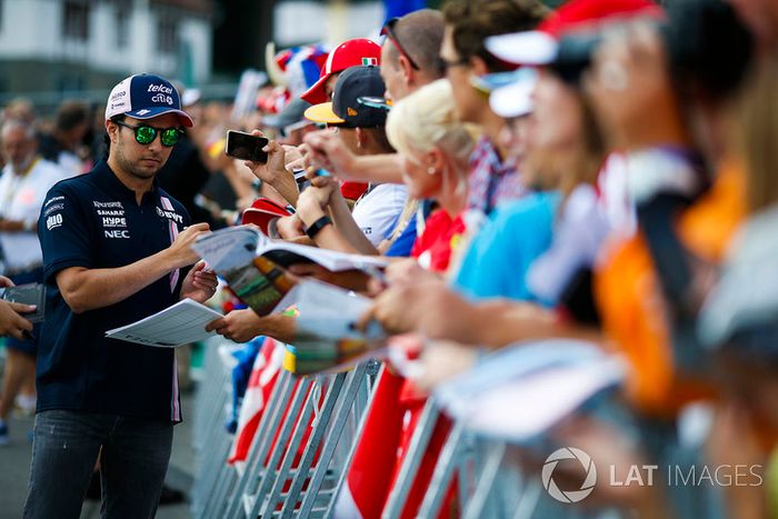 Sergio Perez, Force India, firma autógrafos para fanáticos