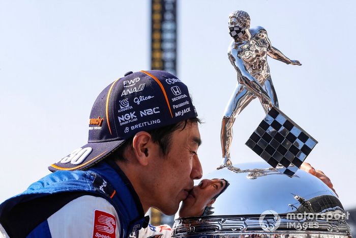 Ganador Takuma Sato, Rahal Letterman Lanigan Racing Honda posa para las fotos