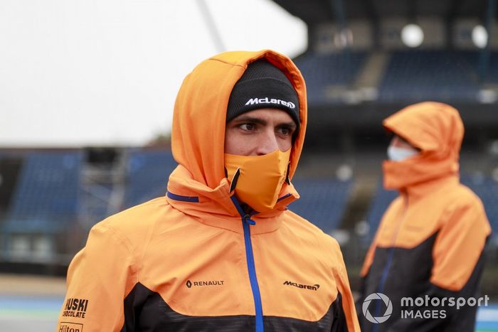 Carlos Sainz Jr., McLaren, recorre la pista
