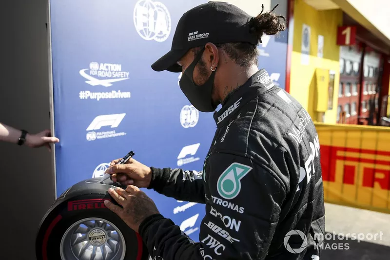 Pole Sitter Lewis Hamilton, Mercedes-AMG F1 con il Pirelli pole Position Award