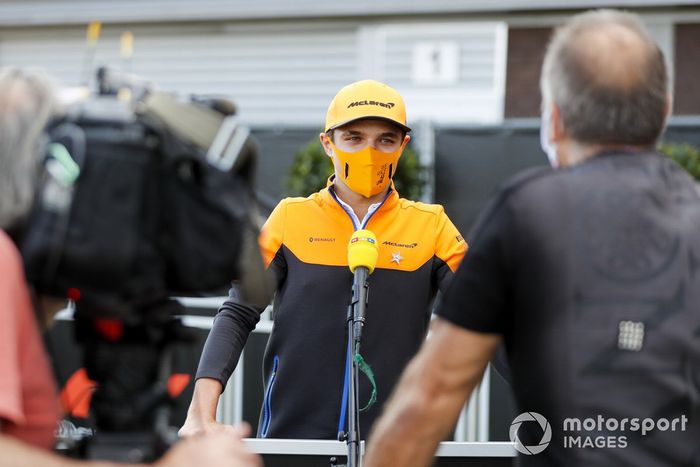 Lando Norris, McLaren con los medios