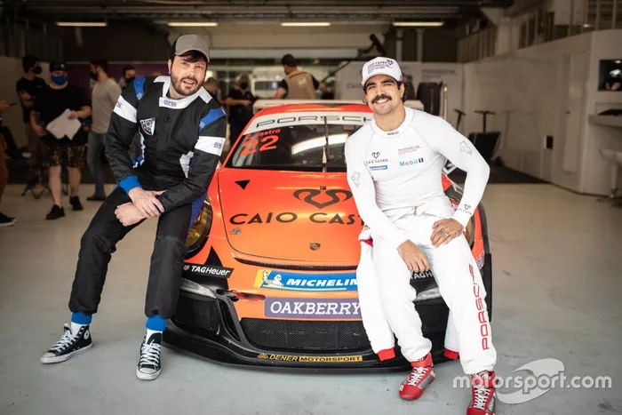 Danilo Gentili pega carona com Caio Castro na Porsche Cup