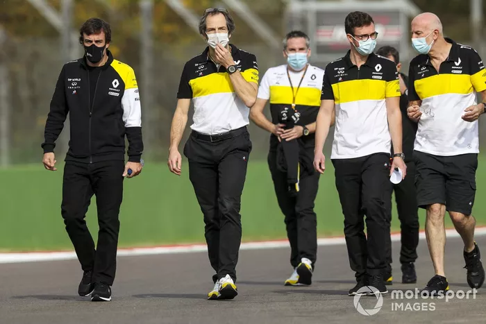 Fernando Alonso, Renault F1 Team, recorre el circuito de Imola