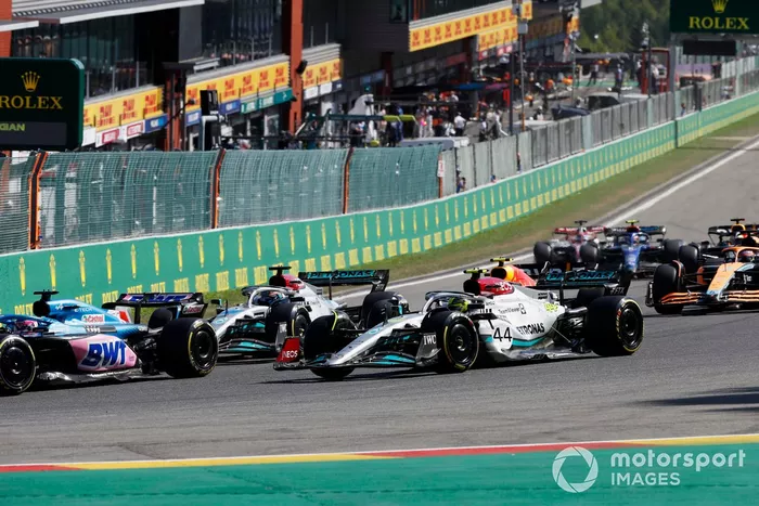 Fernando Alonso, Alpine A522, George Russell, Mercedes W13, Lewis Hamilton, Mercedes W13, Daniel Ricciardo, McLaren MCL36, el resto en la salida