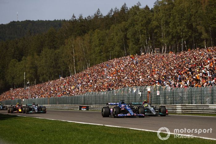 Fernando Alonso, Alpine A522, lucha con Lewis Hamilton, Mercedes W13