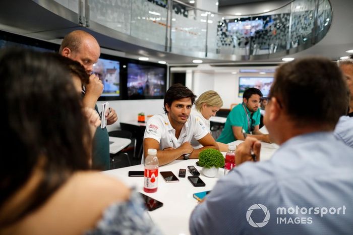 Carlos Sainz Jr., McLaren, con los medios