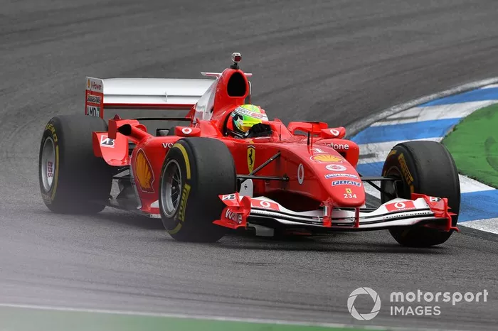 Mick Schumacher conduce el Ferrari F2004