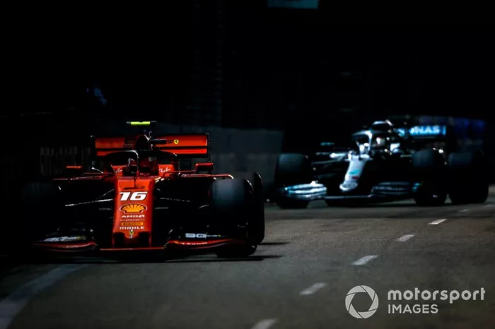 Charles Leclerc, Ferrari SF90, precede Lewis Hamilton, Mercedes AMG F1 W10
