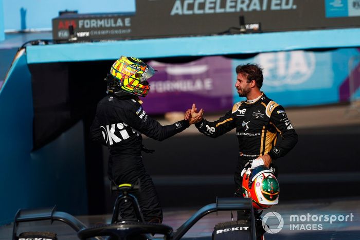 Antonio Félix da Costa, DS Techeetah, 2ª posición, felicita al ganador Edoardo Mortara, Venturi Racing en el parc ferme