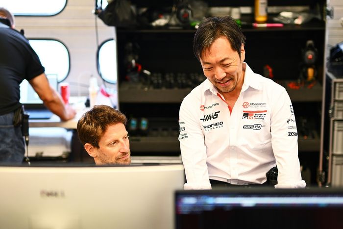Romain Grosjean, Ayao Komatsu, Haas F1 Team