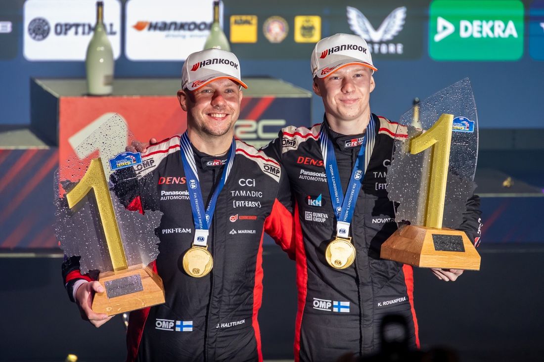 Podium: zwycięzcy Kalle Rovanperä, Jonne Halttunen, Toyota Gazoo Racing WRT Toyota GR Yaris Rally1