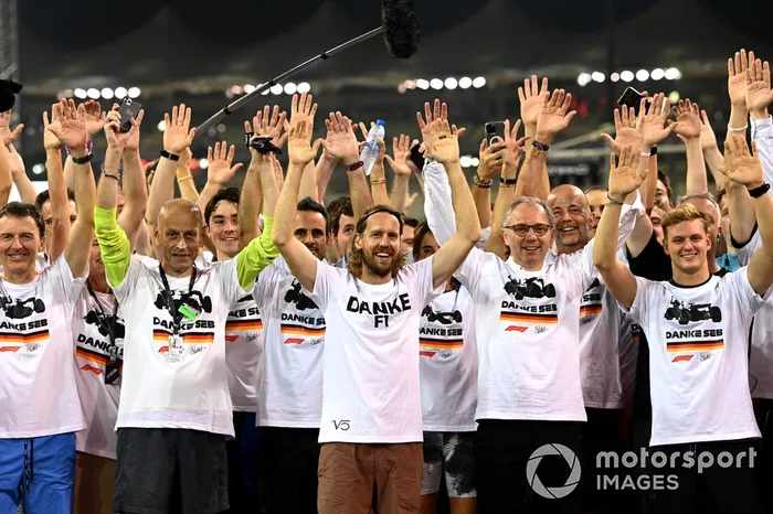 Sebastian Vettel, Aston Martin, es acompañado en una carrera alrededor del circuito por los miembros del equipo con la playera de Danke Seb como parte de su despedida en su último Gran Premio