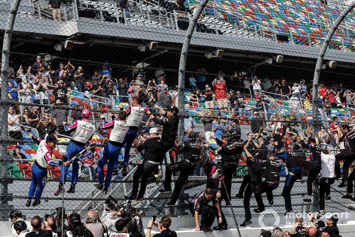 #60 Meyer Shank Racing c/ Curb Agajanian Acura ARX-06: Tom Blomqvist, Colin Braun, Helio Castroneves, Simon Pagenaud celebrando su victoria