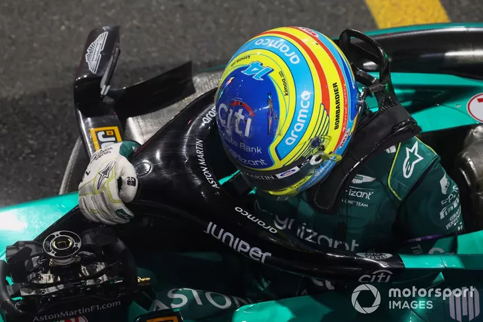 Fernando Alonso, Aston Martin F1 Team, tercer clasificado, celebra en Parc Fermé