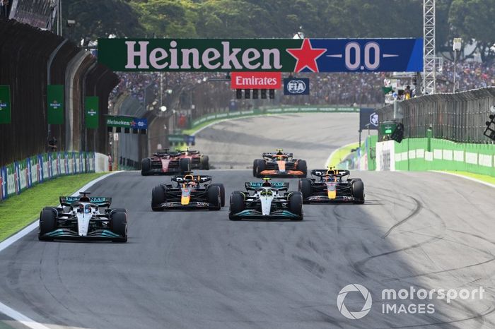 George Russell, Mercedes W13, Lewis Hamilton, Mercedes W13, Max Verstappen, Red Bull Racing RB18, Sergio Pérez, Red Bull Racing RB18, el resto en la salida