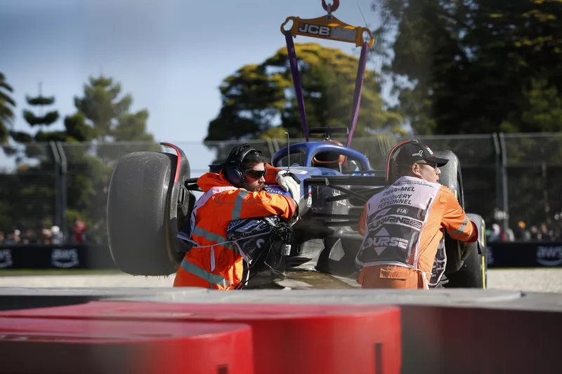 I commissari spostano la Williams FW45 di Alex Albon dal circuito