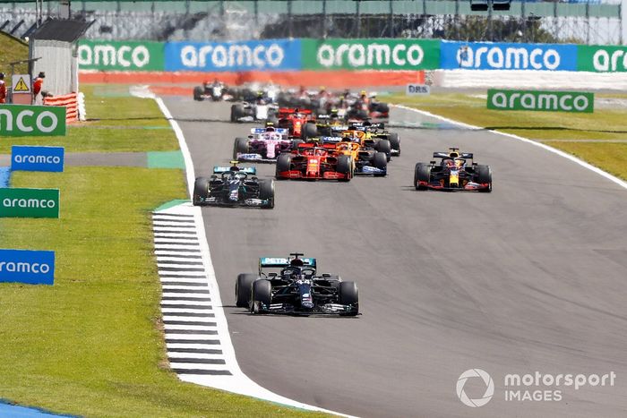 Lewis Hamilton, Mercedes F1 W11 Valtteri Bottas, Mercedes F1 W11, Max Verstappen, Red Bull Racing RB16 al inicio