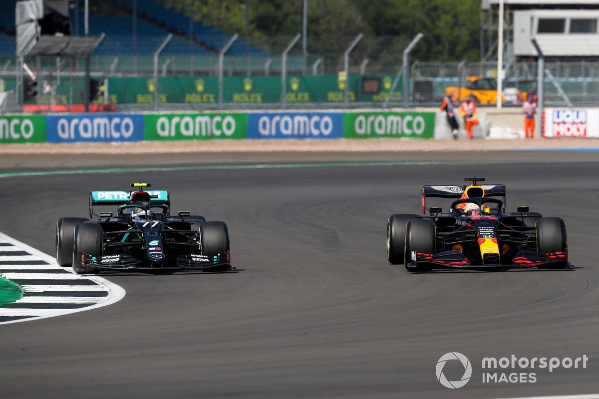 Valtteri Bottas, Mercedes F1 W11 et Max Verstappen, Red Bull Racing RB16 se battent pour la première place