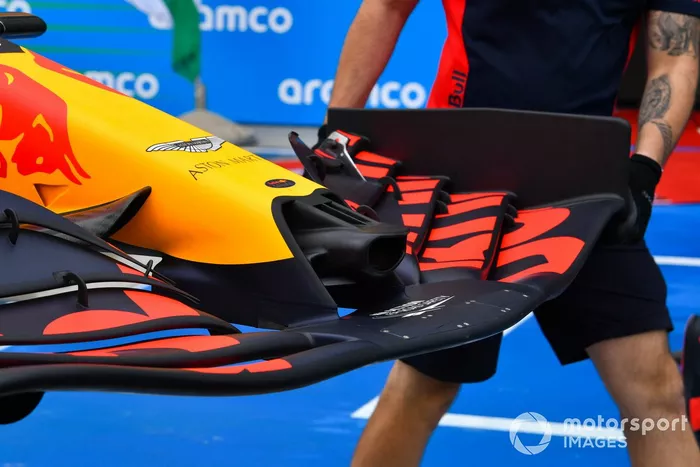 Los mecánicos se apresuran a reemplazar el alerón delantero dañado de Max Verstappen, Red Bull Racing RB16