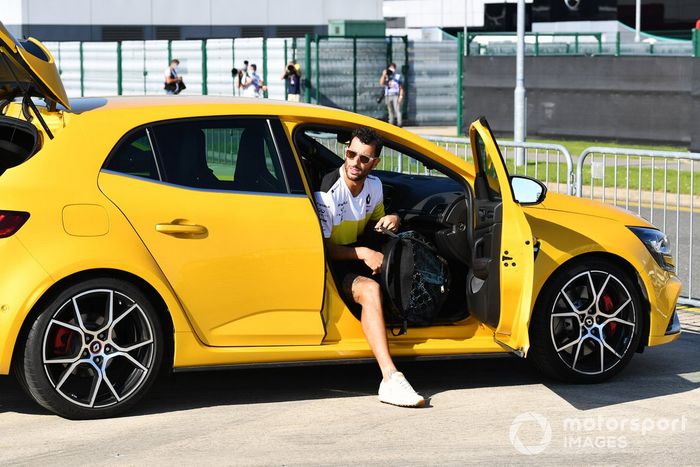Daniel Ricciardo, Renault F1, llega al circuito