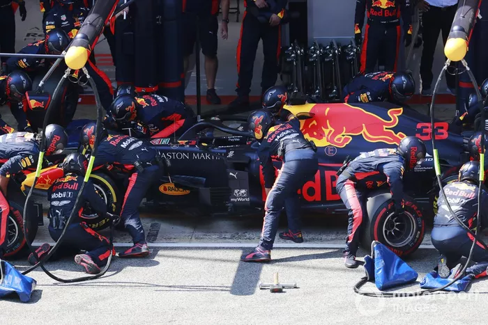 Max Verstappen, Red Bull Racing RB16, pit stop