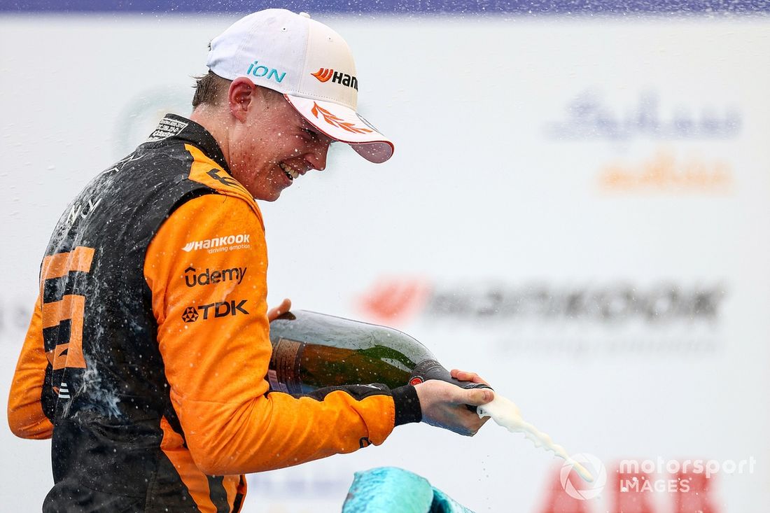 El tercer clasificado, Taylor Barnard, del equipo NEOM McLaren de Fórmula E, rocía champán en señal de celebración.