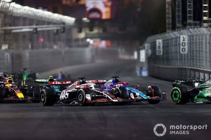 Kevin Magnussen, Haas VF-24 lucha con Liam Lawson, VCARB 01 