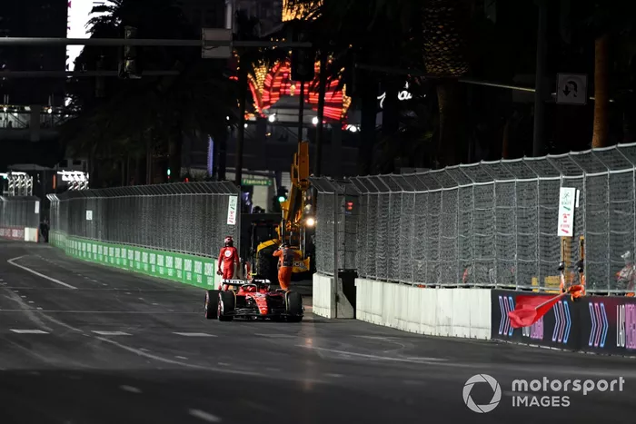 Los comisarios retiran el coche de Carlos Sainz, Ferrari SF-23, del circuito