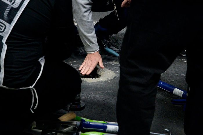 Se trabaja y debate para arreglar las tapas de alcantarilla sueltas en la vía