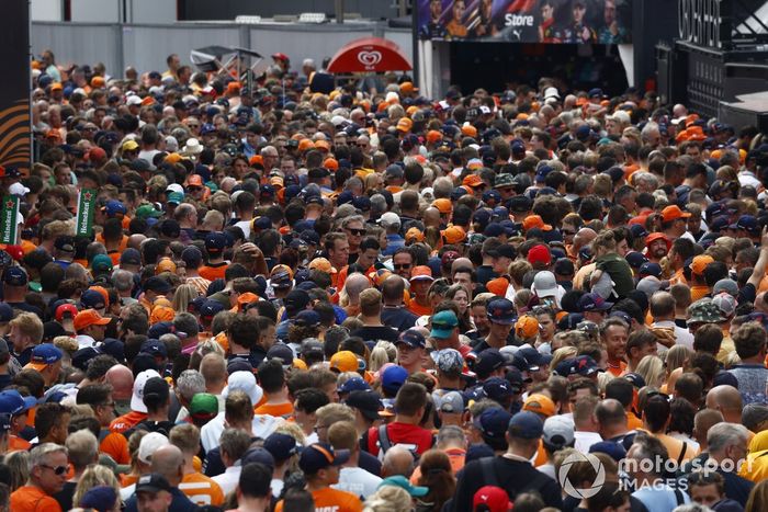 multitudes y aficionados en la carrera holandesa de F1