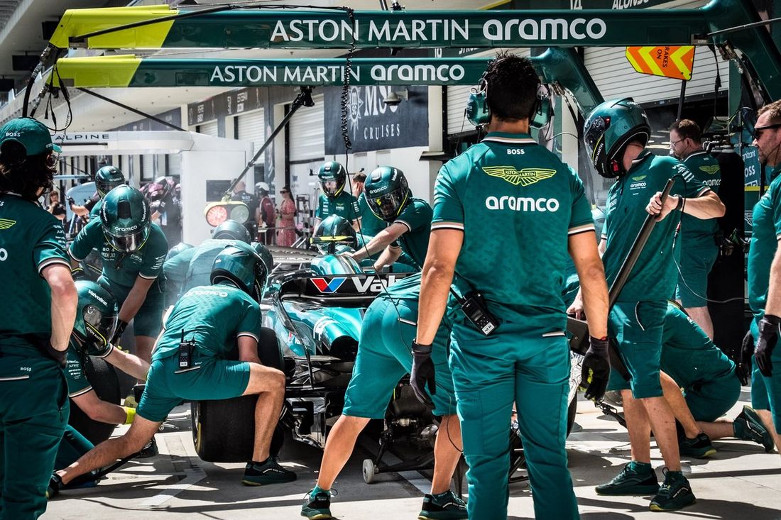 Fernando Alonso, parada en boxes del Aston Martin AMR24
