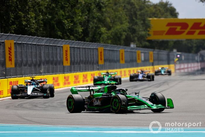 Zhou Guanyu, Stake F1 Team Kick Sauber C44, lidera George Russell, Mercedes F1 W15, y Valtteri Bottas, Stake F1 Team Kick Sauber C44