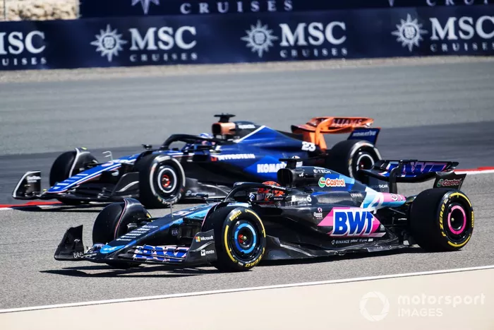 Esteban Ocon, Alpine A524 e Alex Albon, Williams FW46 