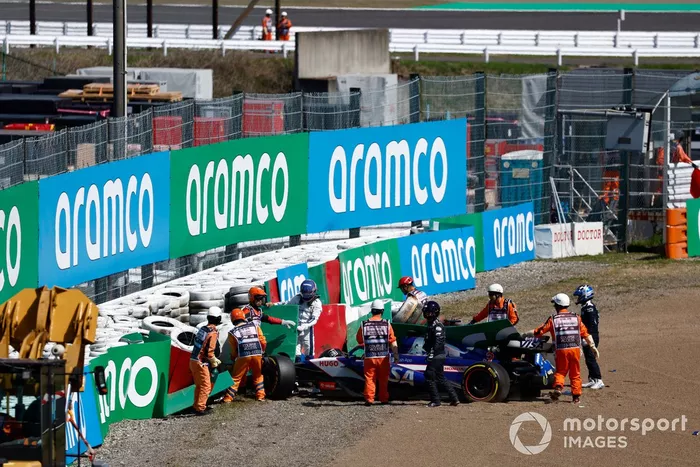 Les commissaires assistent à l'accident entre Daniel Ricciardo, RB F1 Team VCARB 01, et Alex Albon, Williams FW46, au départ.