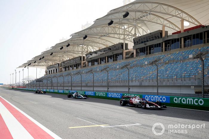 Guanyu Zhou, Alfa Romeo C42, Lewis Hamilton, Mercedes W13, Sergio Pérez, Red Bull Racing RB18