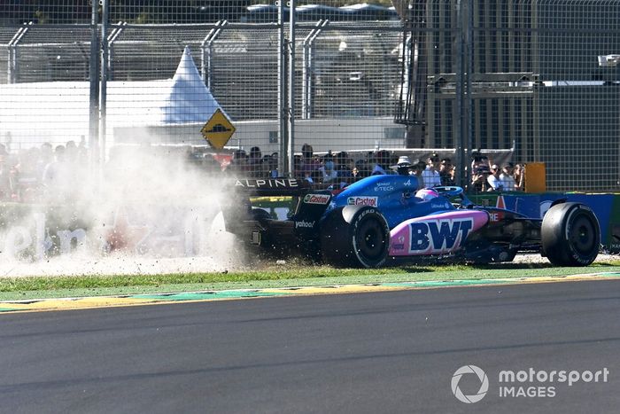 Fernando Alonso, Alpine A522, se sale de pista