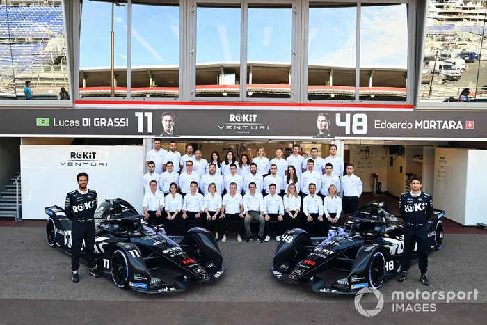 Lucas di Grassi, Venturi Racing, Edoardo Mortara, Venturi Racing, posan para la foto de equipo con Rokit Team