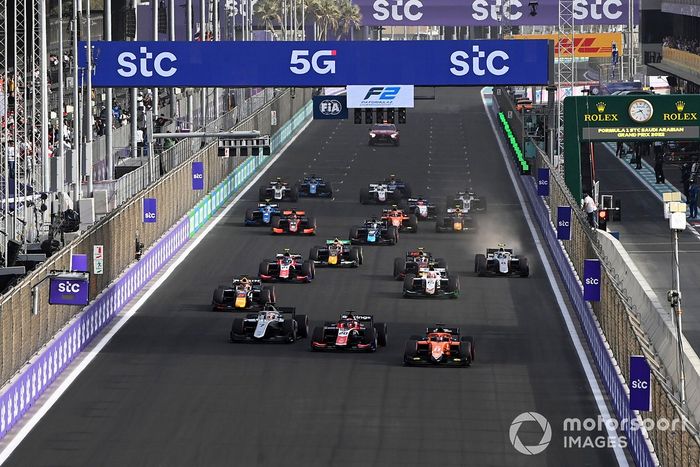 Salida de la carrera larga de Fórmula 2