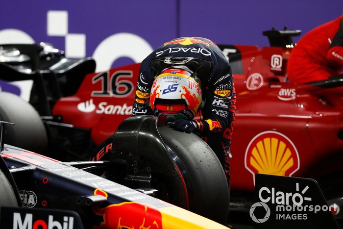 El ganador de la pole, Sergio Pérez, de Red Bull Racing, celebra en el Parc Ferme