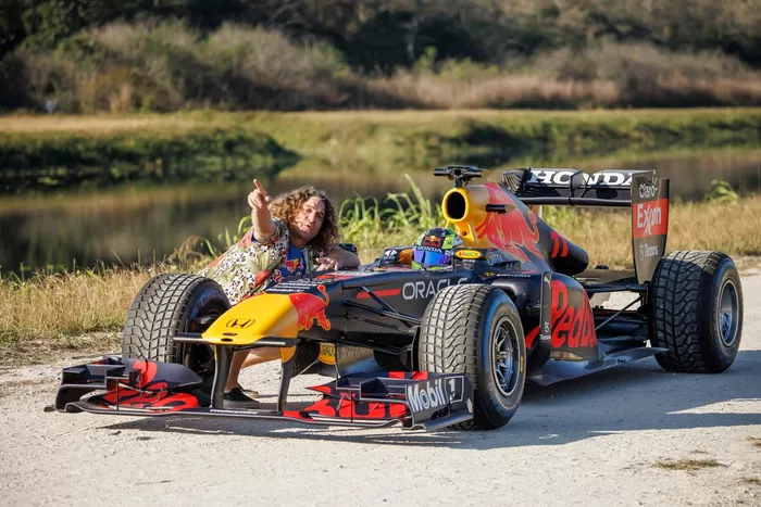Parks Bonifay con el Red Bull Racing RB7 en Florida
