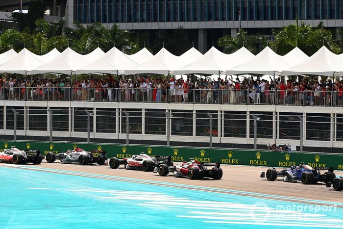George Russell, Mercedes W13, Mick Schumacher, Haas VF-22, Zhou Guanyu, Alfa Romeo C42, en la vuelta inicial